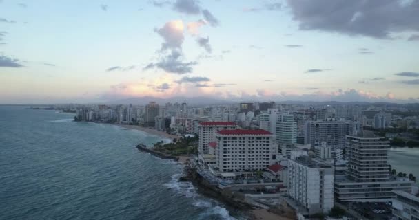 Uma Vista Aérea Edifícios Residenciais Pelo Mar Caribe San Juan — Vídeo de Stock