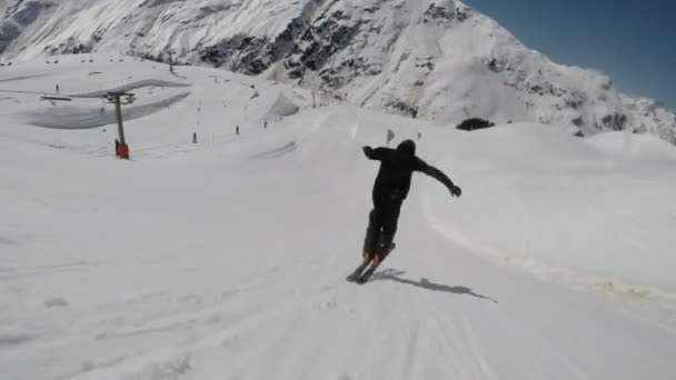 Человек Лыжах Заснеженных Горах — стоковое видео