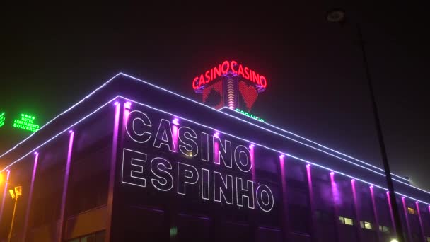 ポルトガルの夜のEspinhoカジノのファサードの映像 — ストック動画