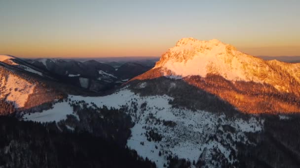 Widok Ptaszka Oko Śnieżnych Gór Podczas Wschodu Słońca — Wideo stockowe