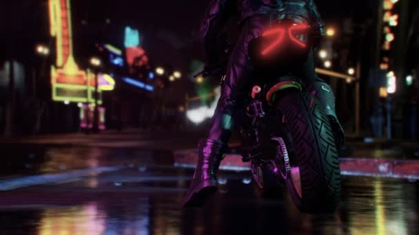 Widok Rowerzysty Ubrany Skórę Jazda Motocyklu Śródmieścia Nocy Neonach Światła — Wideo stockowe