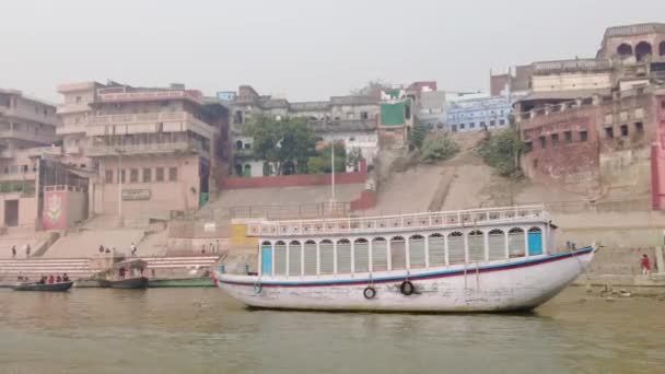 Veduta Una Barca Bianca Sul Fiume Santo Ganga — Video Stock