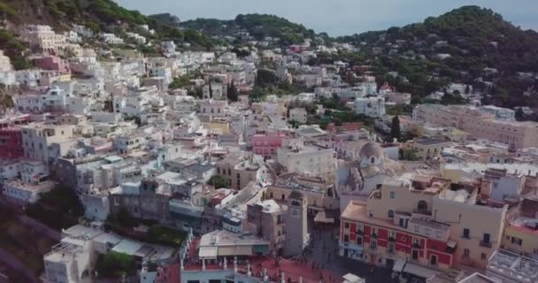 Disparo Desde Dron Una Pequeña Ciudad Montaña — Vídeos de Stock