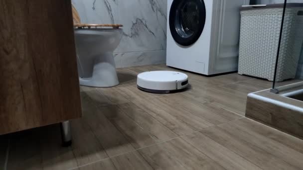 Bílý Robot Vakuový Mop Čistí Podlahu Moderní Koupelny — Stock video