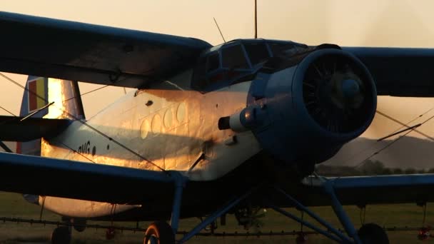 Ein Flugzeug Alten Stils Hebt Bei Sonnenuntergang Auf Dem Flughafen — Stockvideo