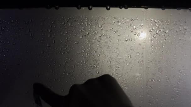 Eine Nahaufnahme Einer Hand Die Miss You Auf Ein Fenster — Stockvideo