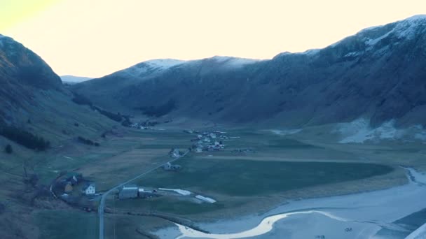 Letecký Pohled Pláž Obklopenou Horami Během Západu Slunce Hoddevíku Norsko — Stock video