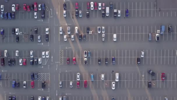 混雑した駐車場に出入りする車のドローン映像 — ストック動画