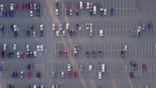 Una Grabación Aviones Tripulados Coches Entrando Saliendo Del Estacionamiento Ocupado — Vídeos de Stock