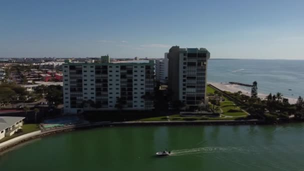 Légi Felvétel Egy Motorcsónak Csatorna Épületek Treasure Island Florida — Stock videók