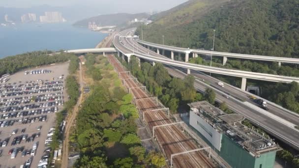 Dronă Unui Pod Munte Verde Mașini Într Parcare Lângă Mare — Videoclip de stoc