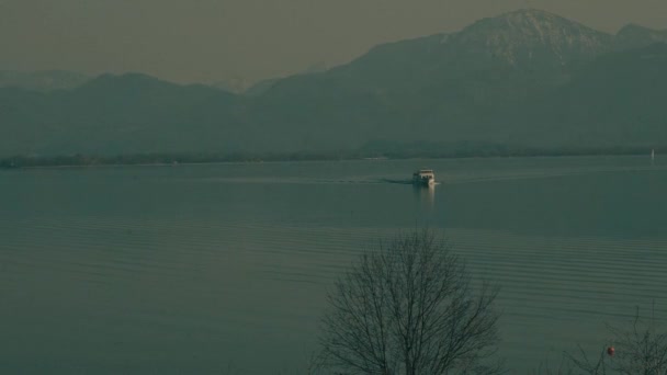 德国格斯塔特 一艘在奇姆斯湖与高山对岸航行的船的4K — 图库视频影像