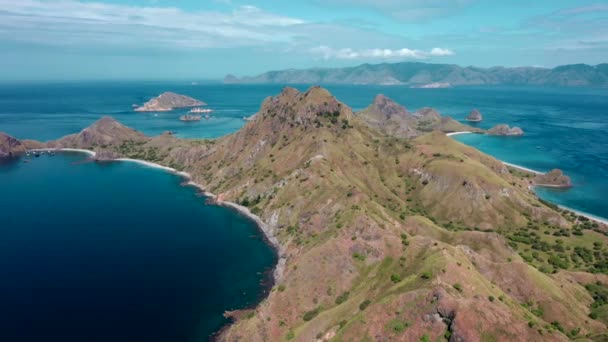 Een Betoverend Uitzicht Een Prachtig Bergachtig Landschap Van Komodo Island — Stockvideo
