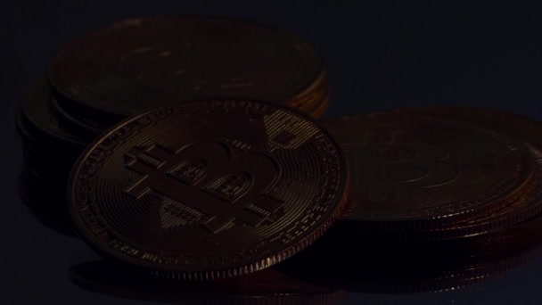 Gyldne Bitcoin Cryptocurrency Mønter – Stock-video