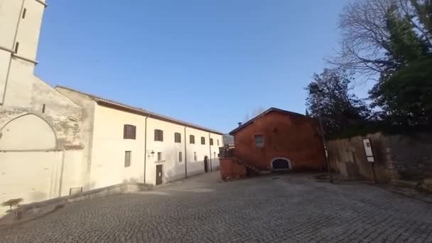 プリヴェルノ イタリアのAbbazia Fossanova修道院カトリック教会の美しい外観のショット青い空 — ストック動画