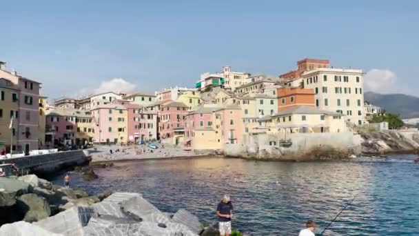 Mucha Gente Tomando Sol Playa Del Distrito Boccadasse Italia — Vídeo de stock