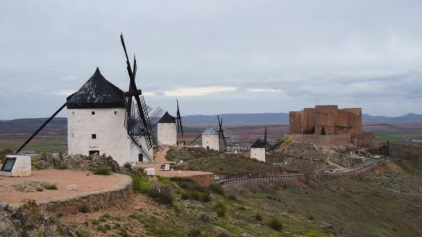 コンスエグラの風車はドンキホーテのスペインで有名な場所 — ストック動画