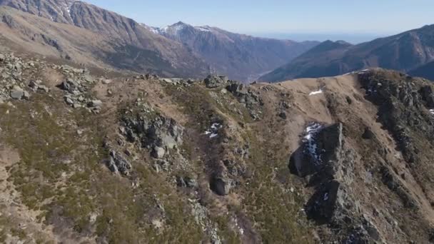 Tiro Aéreo Belas Montanhas Rochosas Com Pequenas Manchas Neve Todos — Vídeo de Stock