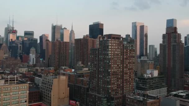 Een Antenne Uitzicht Manhattan Gebouwen Onder Een Mistige Lucht New — Stockvideo