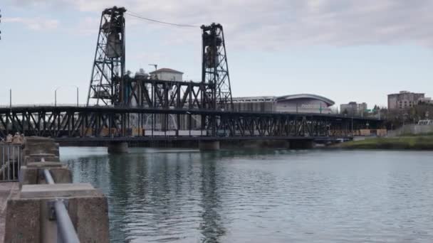 Красивий Вид Сталевий Міст Через Річку Вілламетт Портленді Штат Орегон — стокове відео