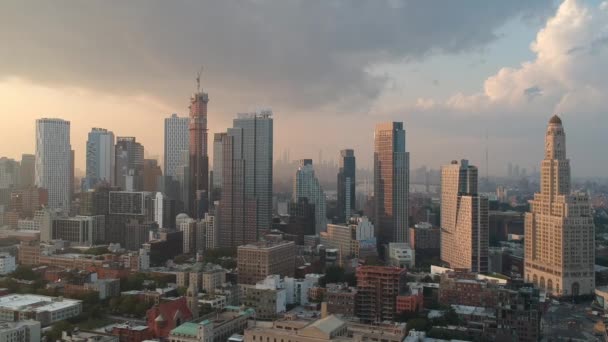 Uma Vista Aérea Edifícios Manhattan Sob Céu Nebuloso Nova York — Vídeo de Stock