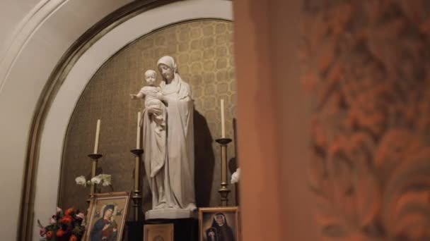 Primer Plano Estatua Virgen María Dentro Iglesia Católica — Vídeo de stock