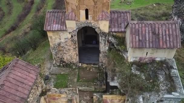 Metraje Aéreo Del Monasterio Hnevank Armenia Rodeado Exuberante Naturaleza — Vídeo de stock