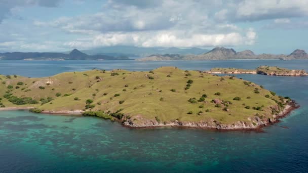Een Drone Shot Van Wankele Komodo Eiland Het Midden Van — Stockvideo