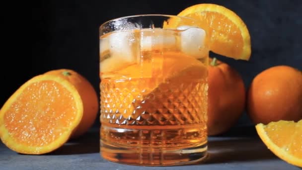 Крупный План Свежих Апельсинов Стакан Брызг Темном Фоне — стоковое видео