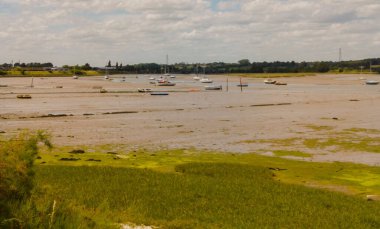 Manningtree, İngiltere 'deki Stour Nehri' ndeki yalnız teknelerin manzarası.