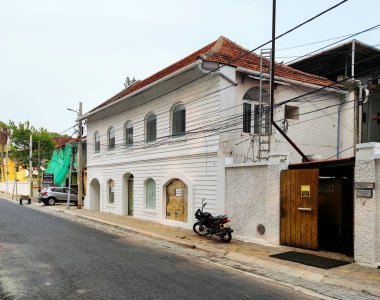 Hindistan, Ernakulam 'da mavi gökyüzüne karşı Kochi Kalesi' ndeki eski beyaz bir binanın güzel bir görüntüsü.
