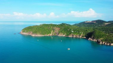 Maldivler 'deki yeşil tepelerle çevrili deniz manzarası