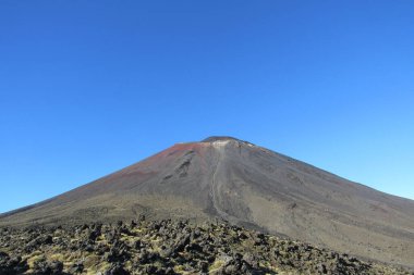 Tongariro Ulusal Parkı, Yeni Zelanda 'daki kayalık tepelerin manzarası