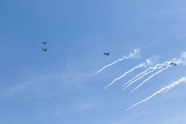 Mavi gökyüzünde güzel bir askeri hava aracı manzarası.