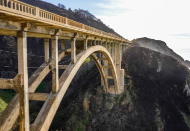 Rocky Creek köprüsü California 'da bir dağın iki tarafını birbirine bağlayan kemer şeklinde.