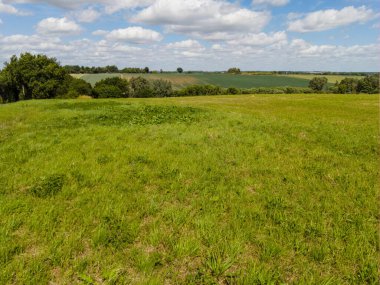 Gündüz sahanın düşük açılı görüntüsü.
