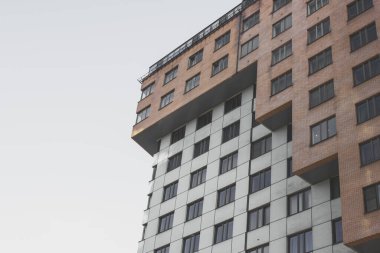 Modern bir binanın ön cephesinin düşük açılı bir görüntüsü.