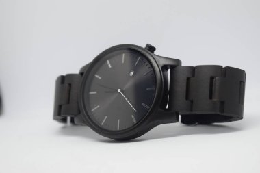 Beyaz izole edilmiş arka planda siyah, katı bir saatin yakın çekimi.