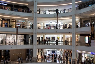 Hafta sonu Kuala Lumpur, Malezya 'da çok katlı bir alışveriş merkezinin güzel bir fotoğrafı.