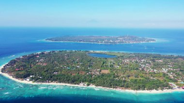 Asya 'da mavi gökyüzü olan adaların insansız hava aracı görüntüleri.