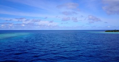 Kristalin berrak, okyanusun mavi suyunun havadan çekilmiş görüntüsü.