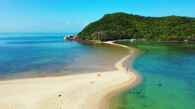 Güneydoğu Asya 'da okyanus tarafından birbirinden ayrılmış iki küçük adanın insansız hava aracı görüntüsü.