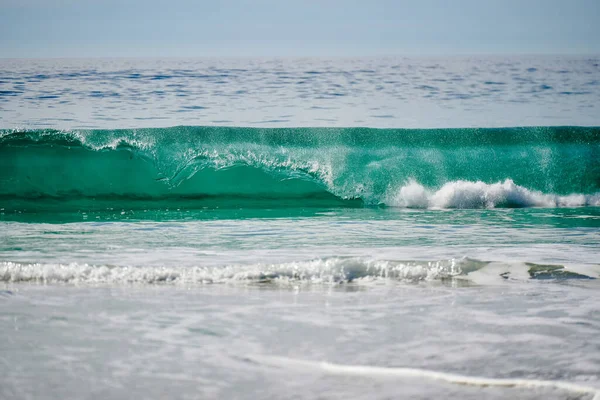 Una Hermosa Vista Las Olas Turquesas Océano Salpicando Costa —  Fotos de Stock