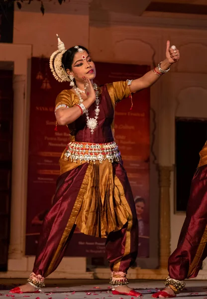 プシュカル キャメル フェアでインドの古典舞踊を披露する若いインドの女性アーティスト — ストック写真