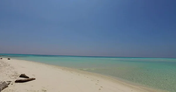 モルディブの砂浜からの青い空の息をのむような景色 — ストック写真