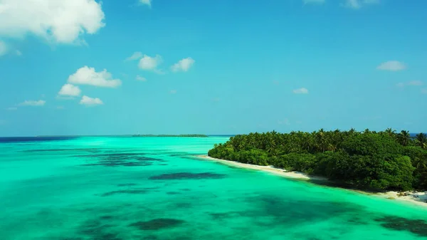 モルディブの木々に囲まれた海の空中風景 — ストック写真