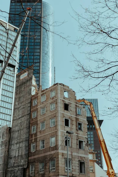 Thr Sloop Apparatuur Vernietigen Van Een Oud Huis Tussen Moderne — Stockfoto