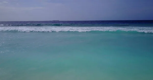 Uma Bela Vista Mar Azul Calmo Com Ondas Dia Ensolarado — Fotografia de Stock