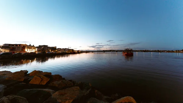 Красивая Лодка Плывущая Морю Килби Ирландия Закате — стоковое фото