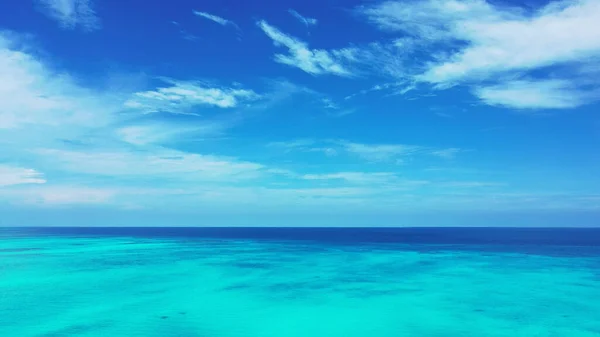 Uma Vista Hipnotizante Uma Bela Paisagem Marinha Sob Céu Nublado — Fotografia de Stock